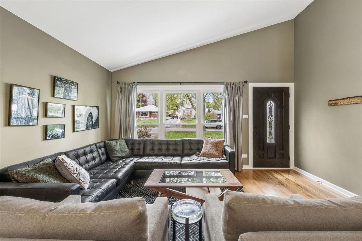 24 E Congress Street, Villa Park, IL 60181