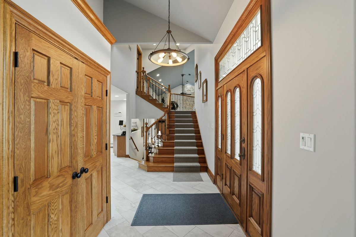33 W Eureka Drive, Lemont, IL 60439