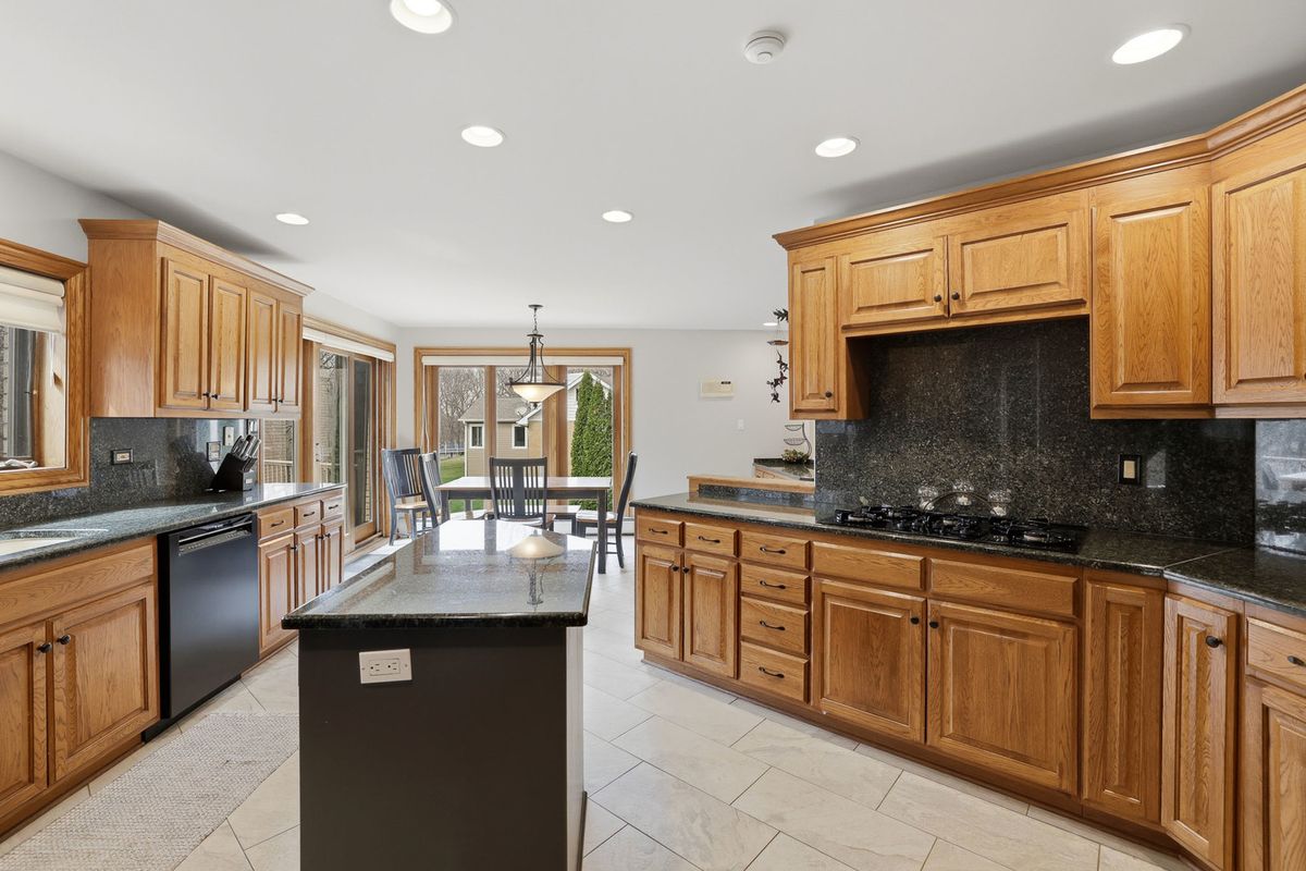 33 W Eureka Drive, Lemont, IL 60439