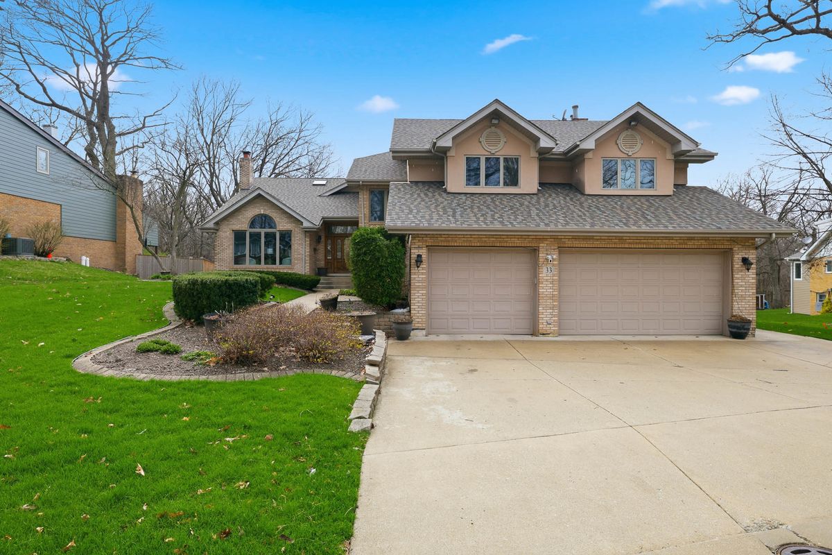 33 W Eureka Drive, Lemont, IL 60439