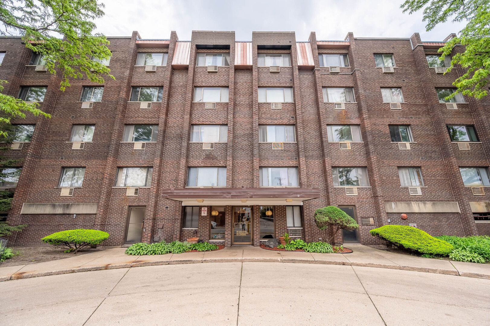 8455 W Leland Avenue #205 — Chicago, IL 60656