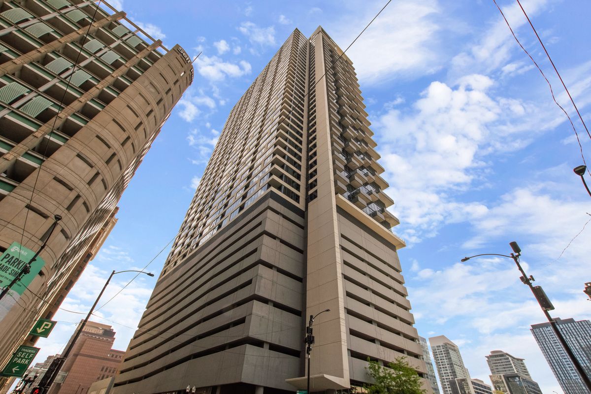 235 VAN BUREN Street, Chicago, IL 60607