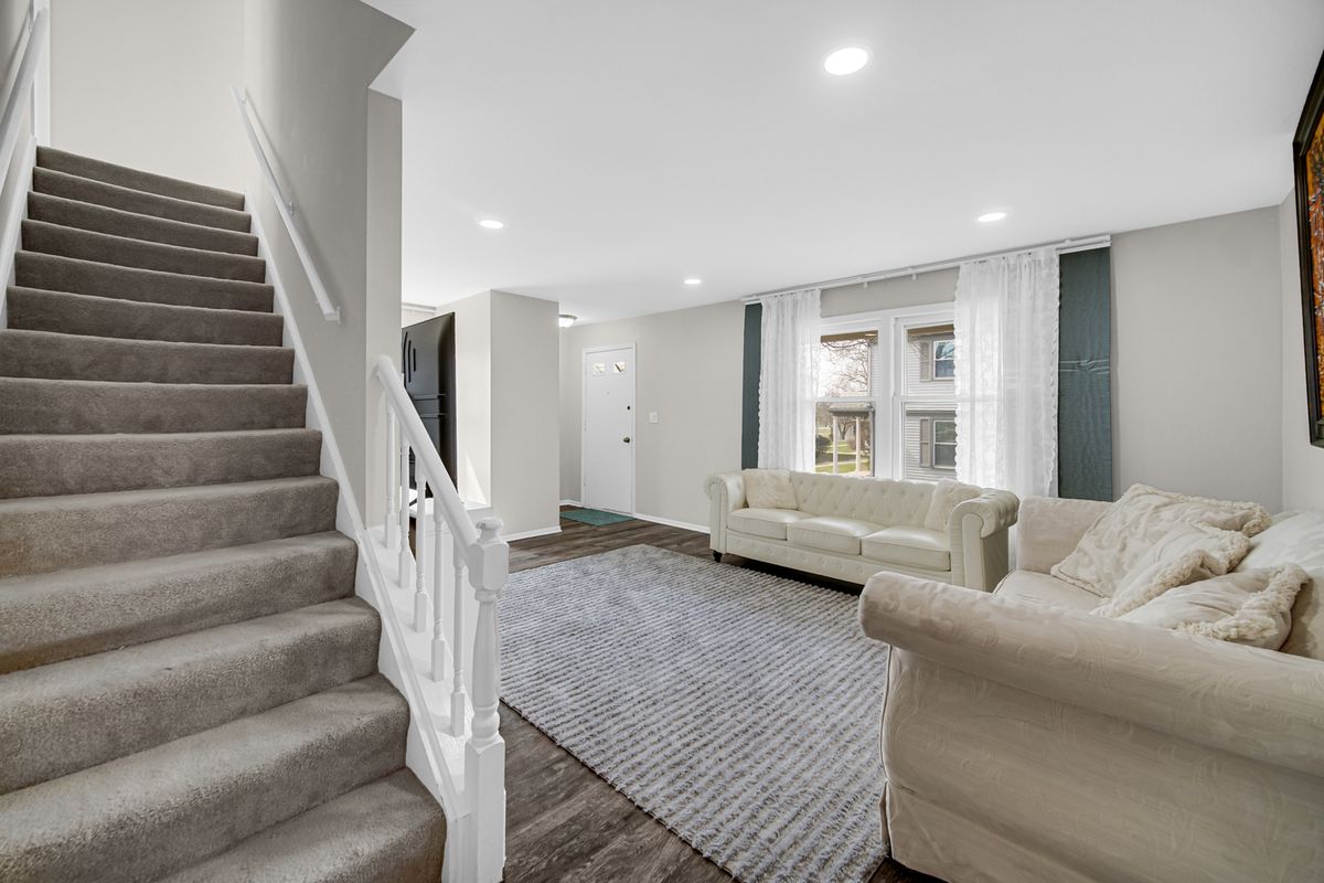 611 Kendall Court, Schaumburg, IL 60194