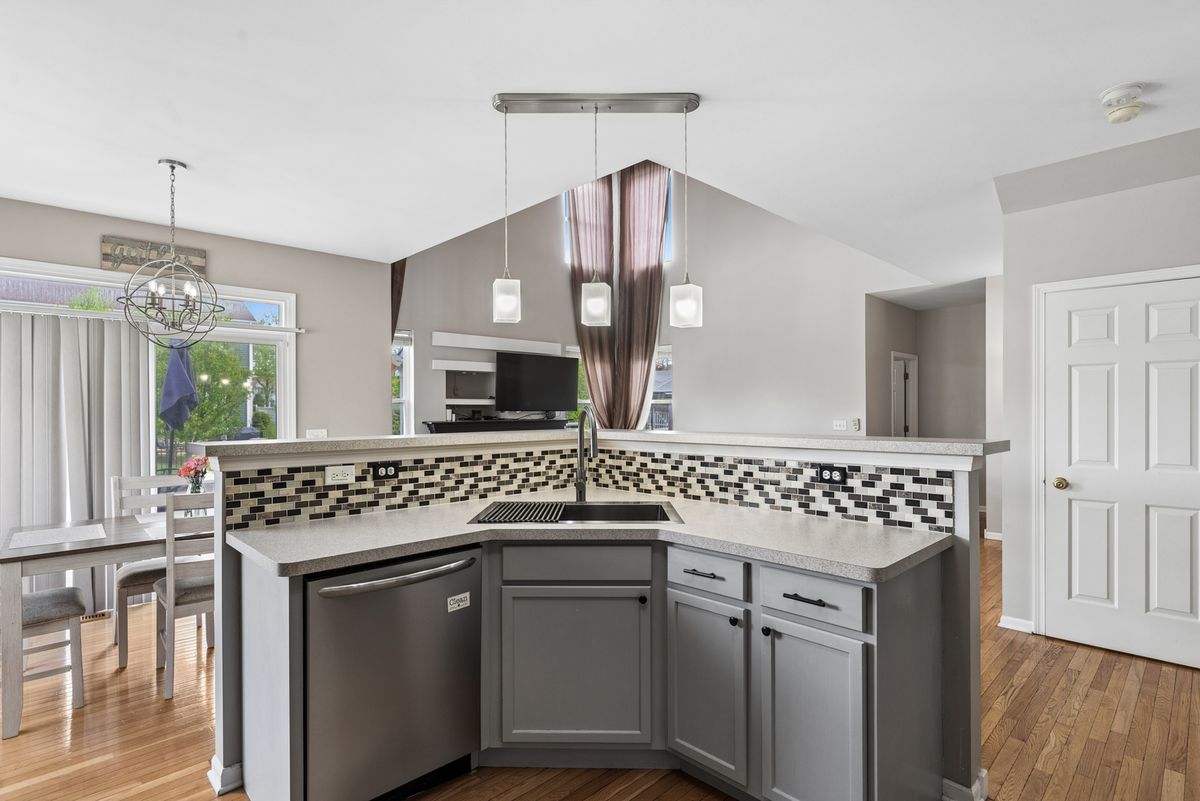 1013 Club Lake Drive, Antioch, IL 60002