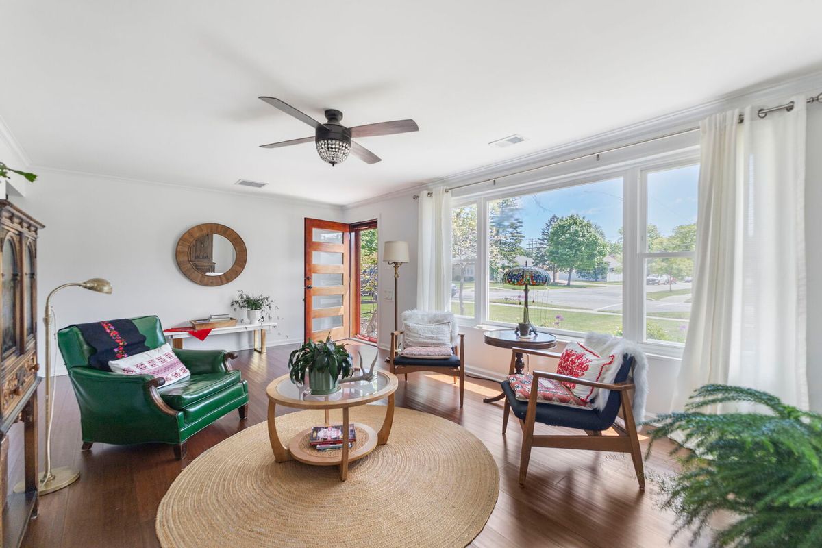 1076 S 3rd Avenue, Des Plaines, IL 60016