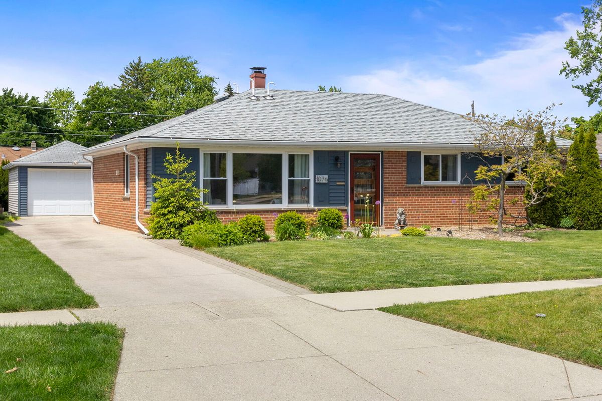 1076 S 3rd Avenue, Des Plaines, IL 60016