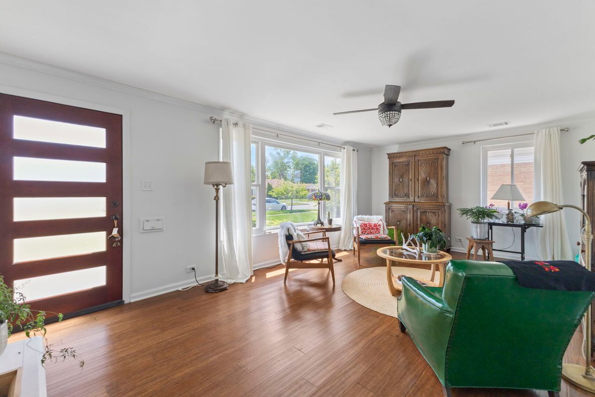 1076 S 3rd Avenue, Des Plaines, IL 60016