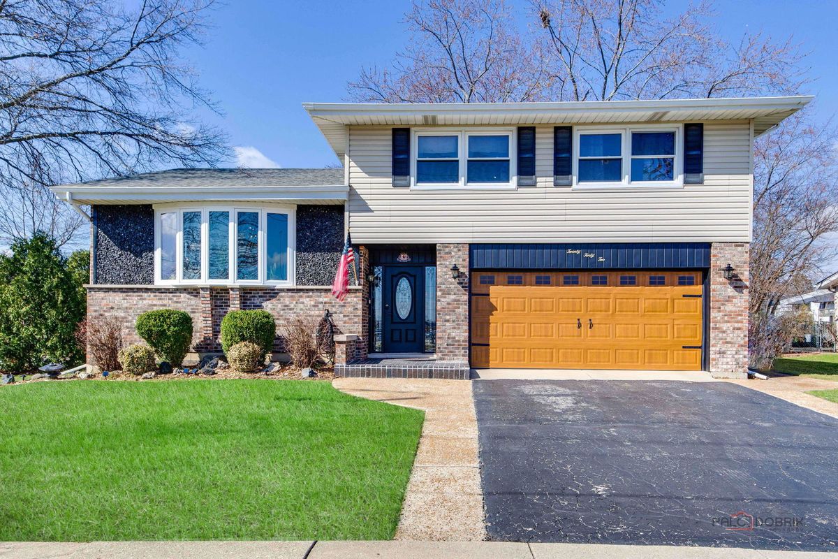 2042 Goebbert Road, Arlington Heights, IL 60005