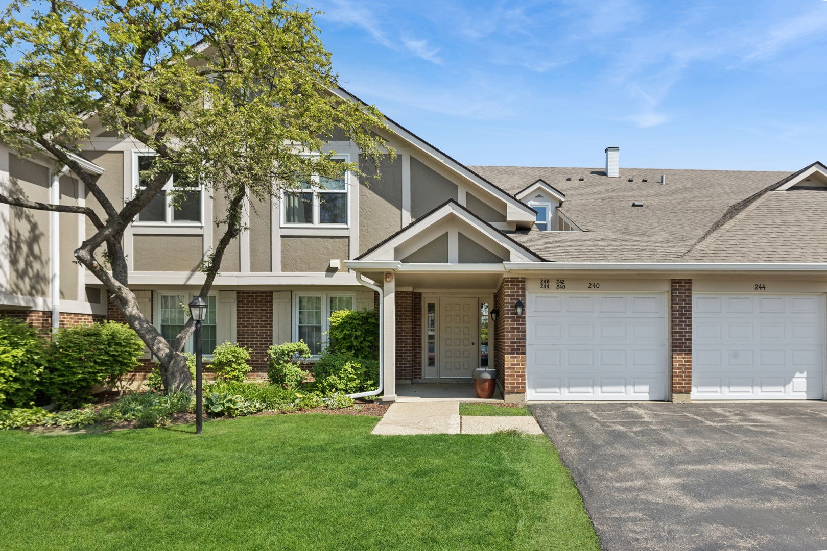 240 Southwick Court #240 — Vernon Hills, IL 60061