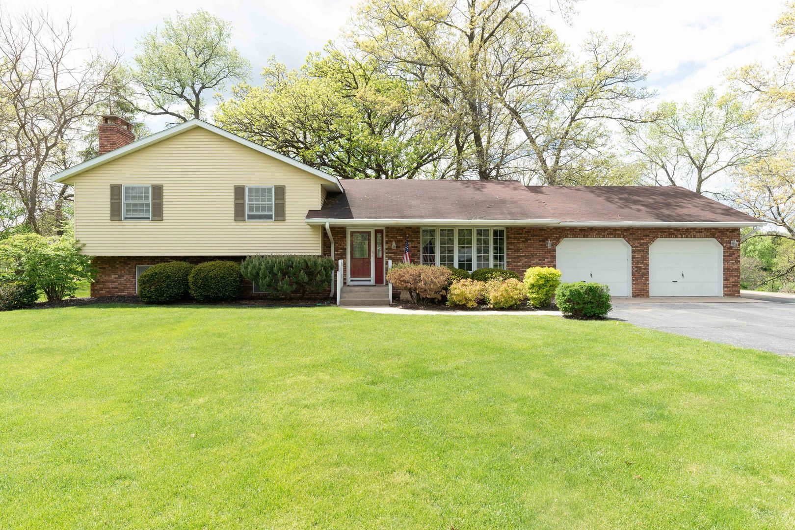 10594 Grover Oaks Road — Roscoe, IL 61073