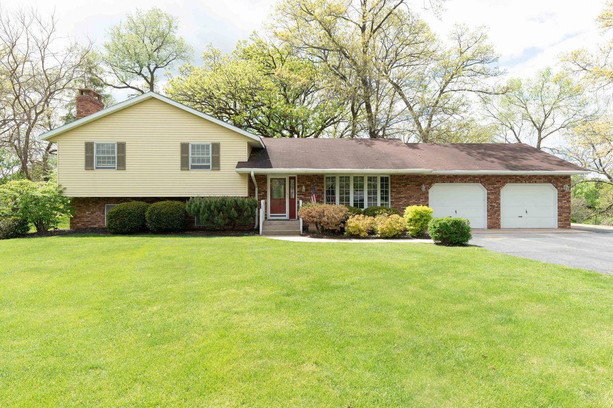 10594 Grover Oaks Road, Roscoe, IL 61073