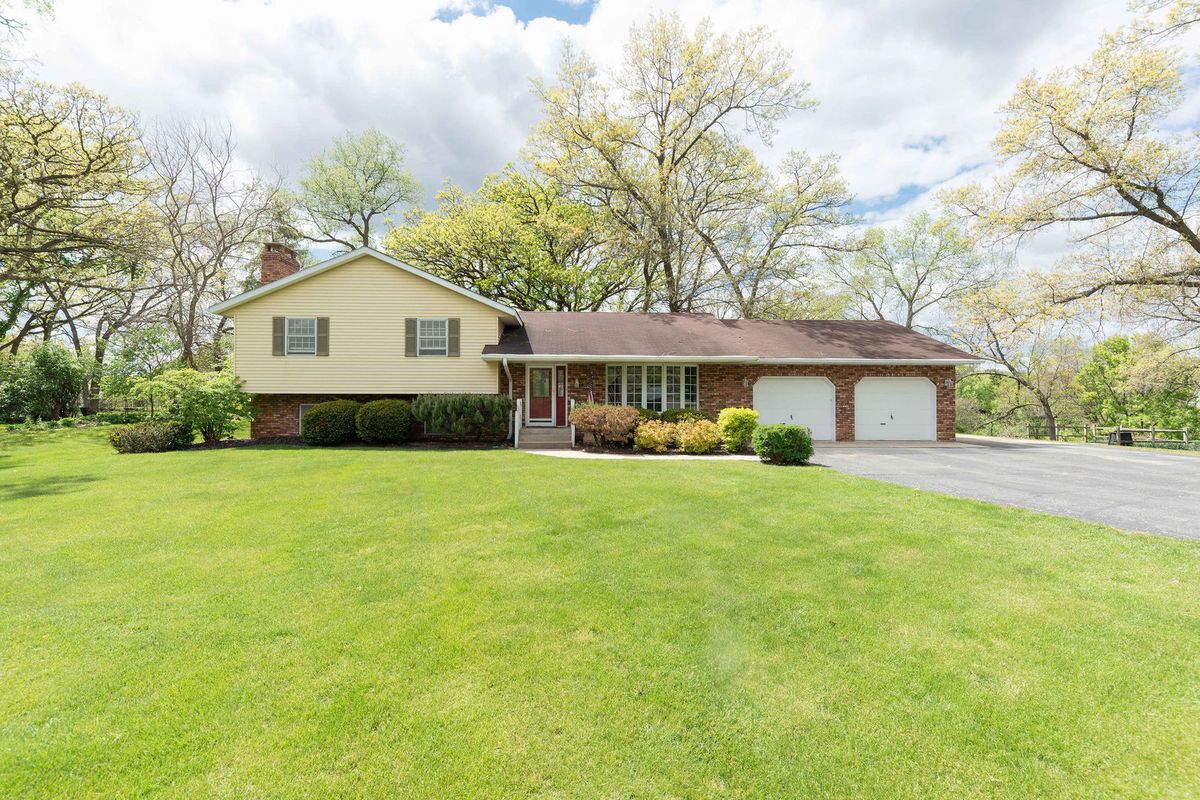 10594 Grover Oaks Road, Roscoe, IL 61073