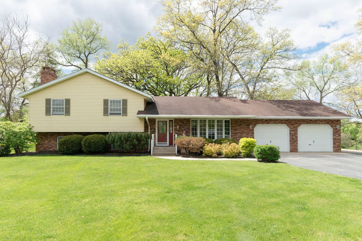 10594 Grover Oaks Road, Roscoe, IL 61073