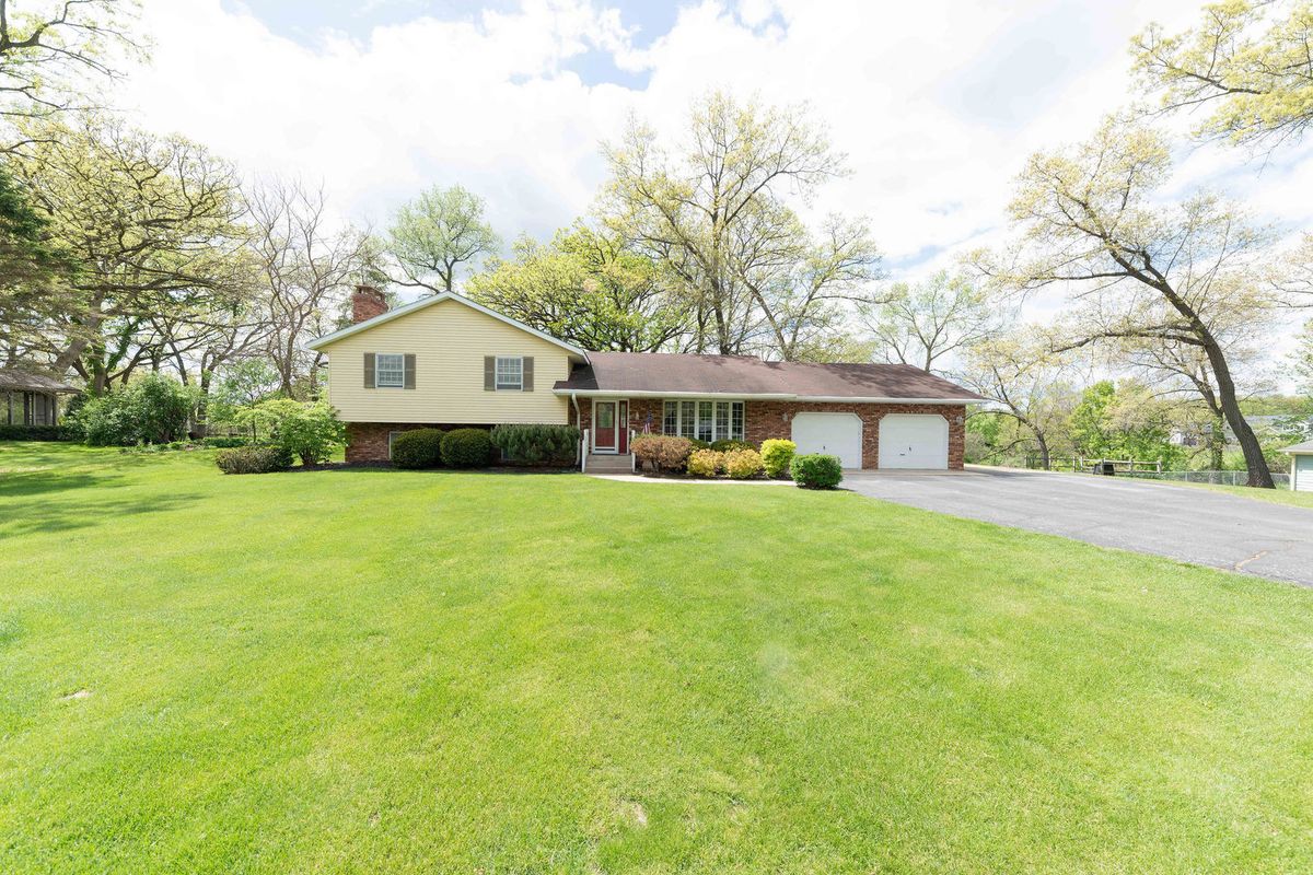10594 Grover Oaks Road, Roscoe, IL 61073