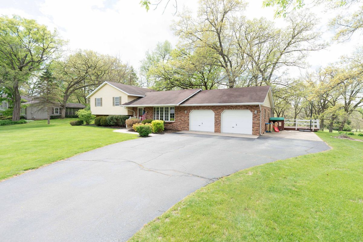 10594 Grover Oaks Road, Roscoe, IL 61073