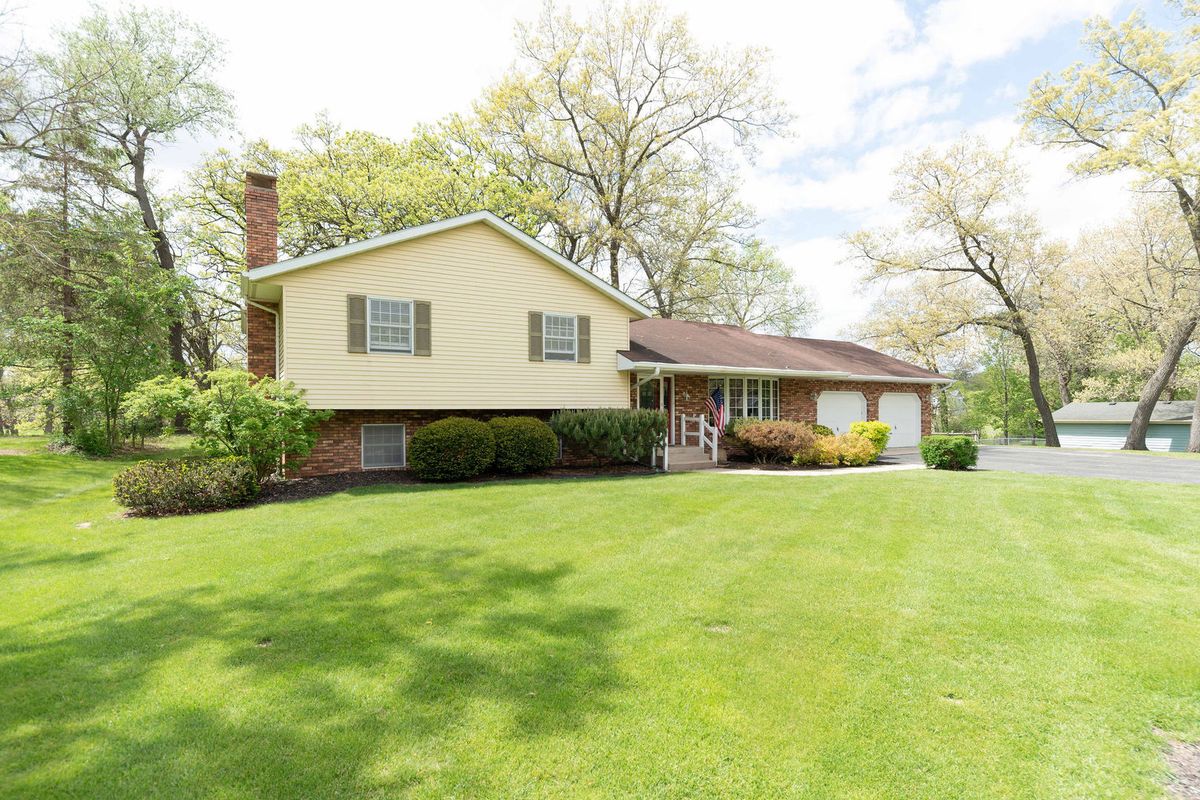 10594 Grover Oaks Road, Roscoe, IL 61073