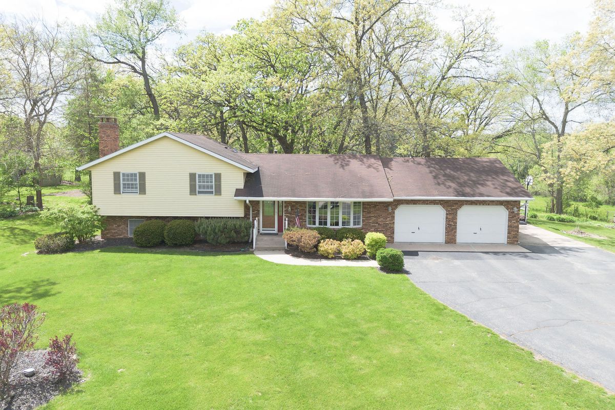 10594 Grover Oaks Road, Roscoe, IL 61073