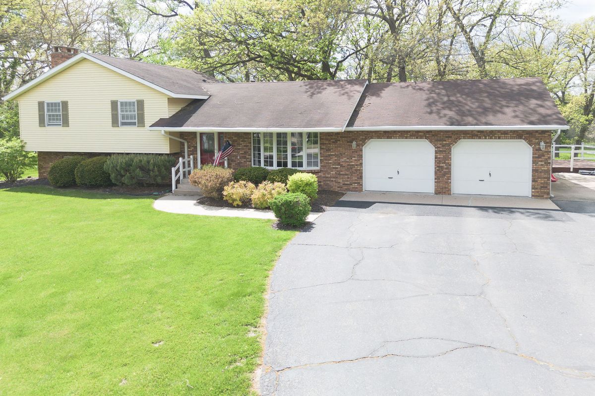 10594 Grover Oaks Road, Roscoe, IL 61073