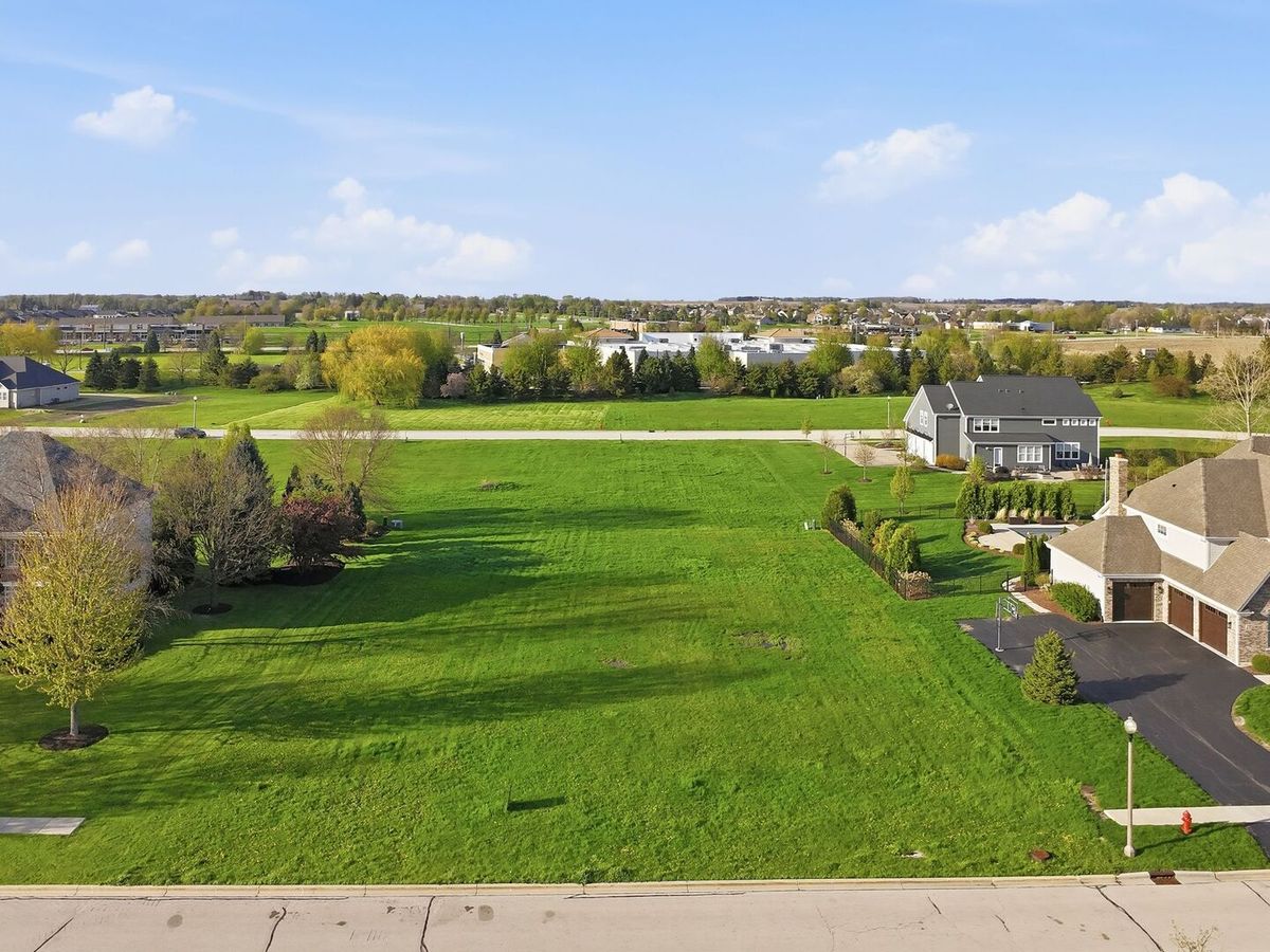 223 Merry Oaks Drive, Sycamore, IL 60178