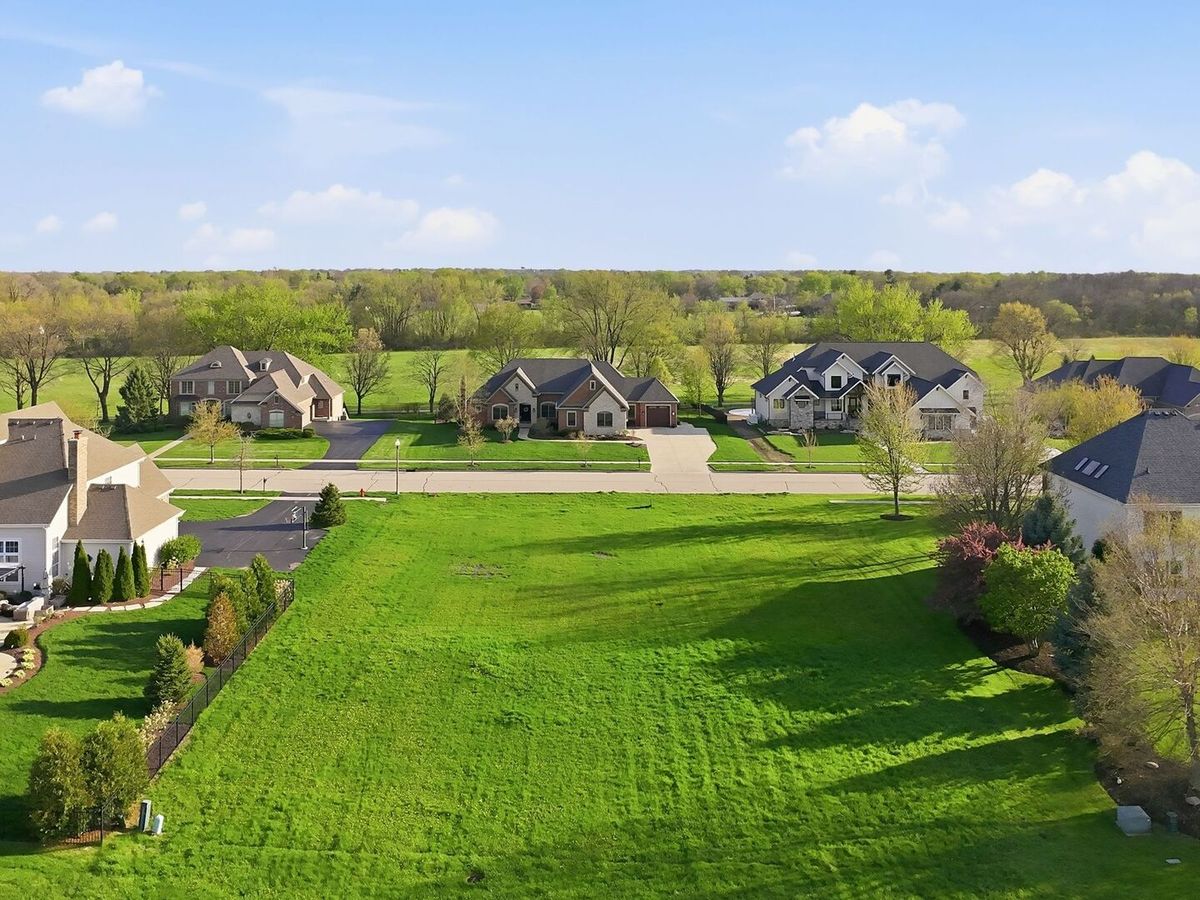 223 Merry Oaks Drive, Sycamore, IL 60178