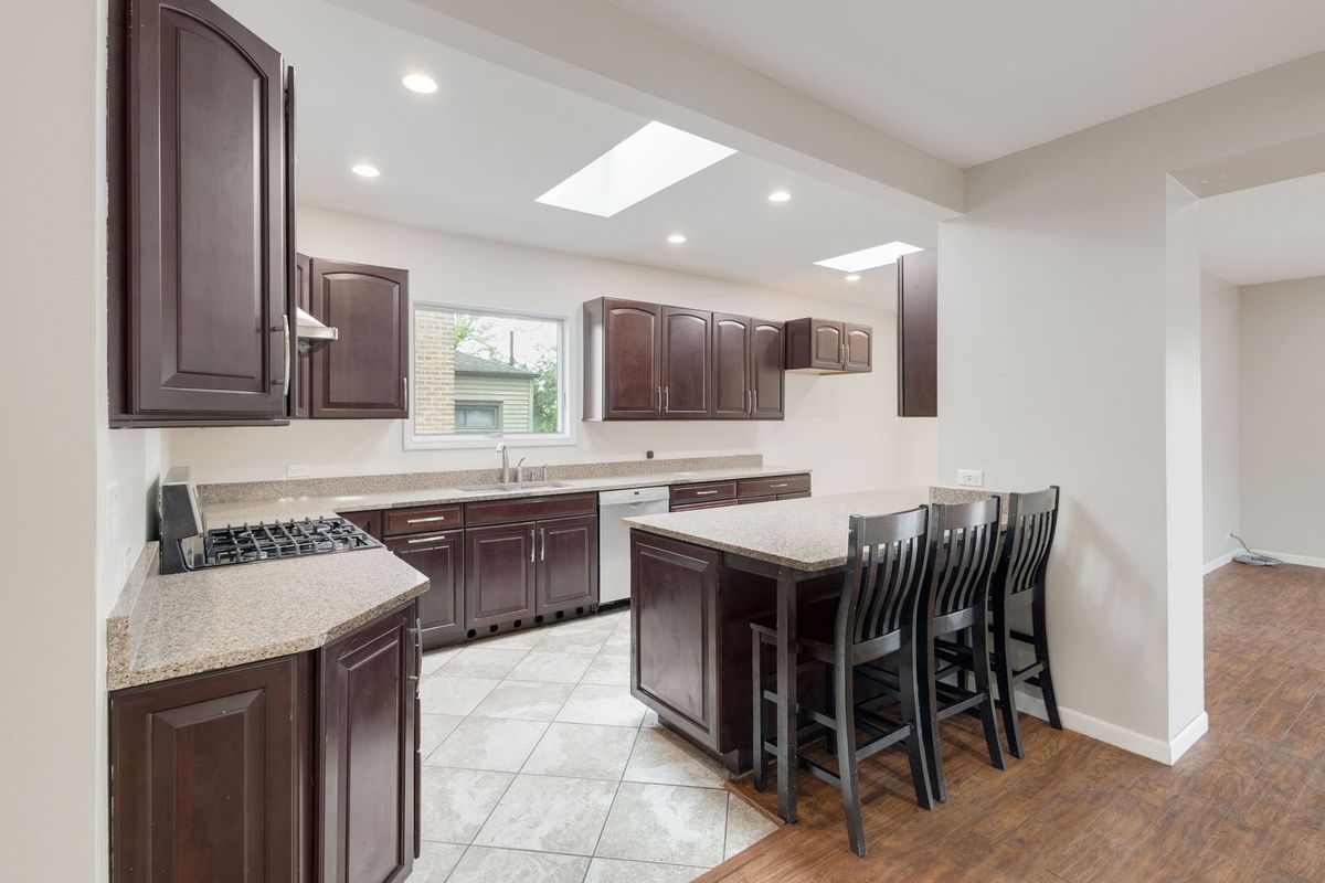 9535 S Fairfield Avenue, Evergreen Park, IL 60805
