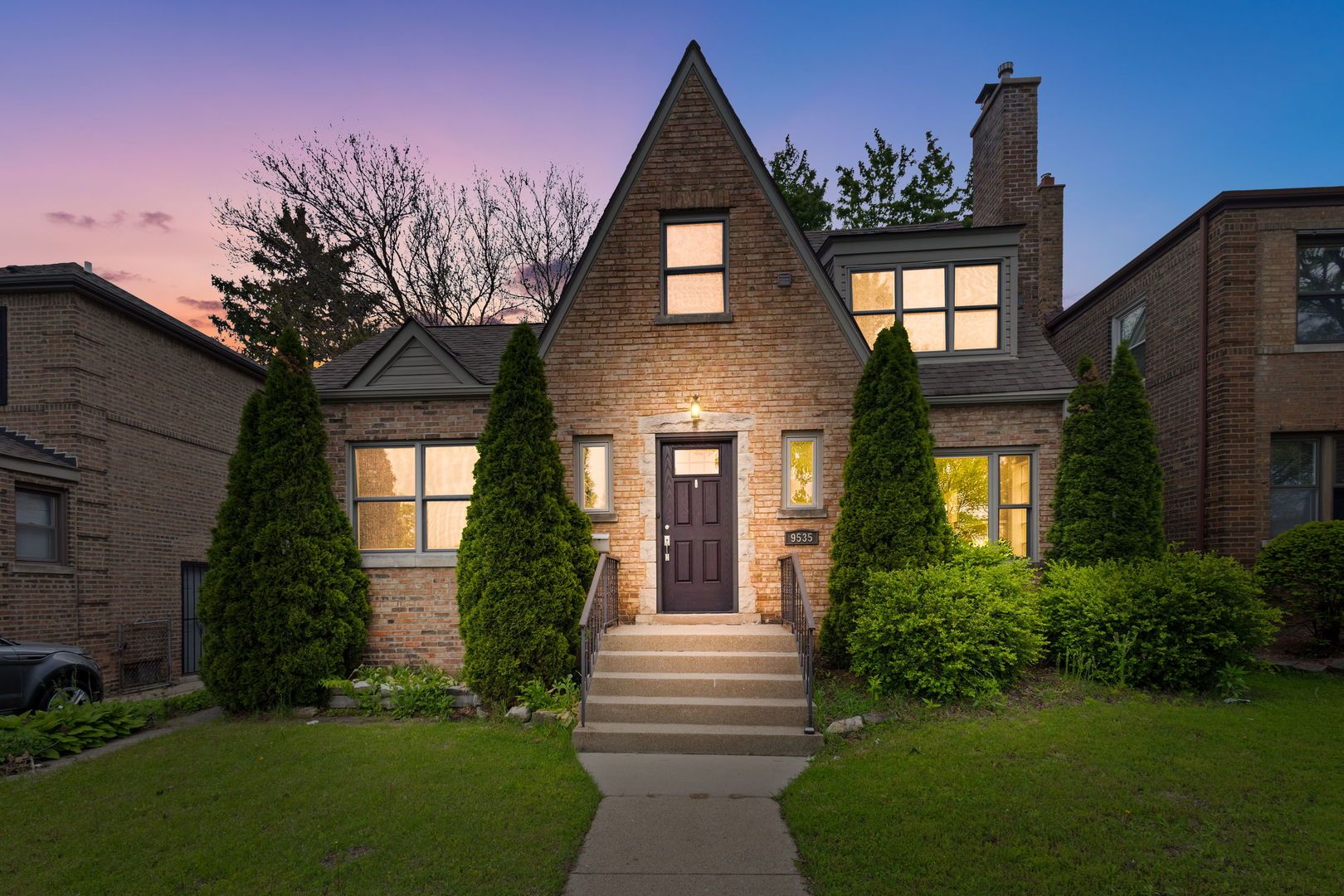9535 S Fairfield Avenue — Evergreen Park, IL 60805