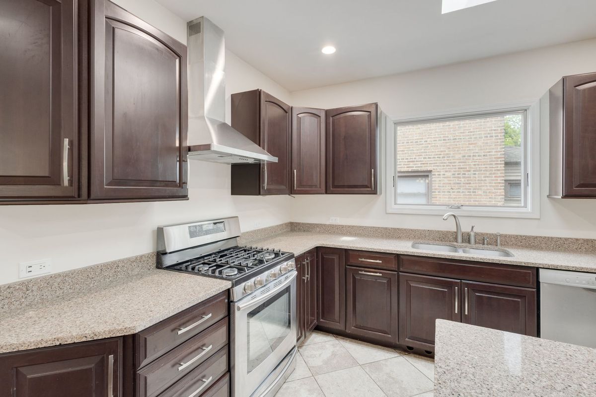 9535 S Fairfield Avenue, Evergreen Park, IL 60805