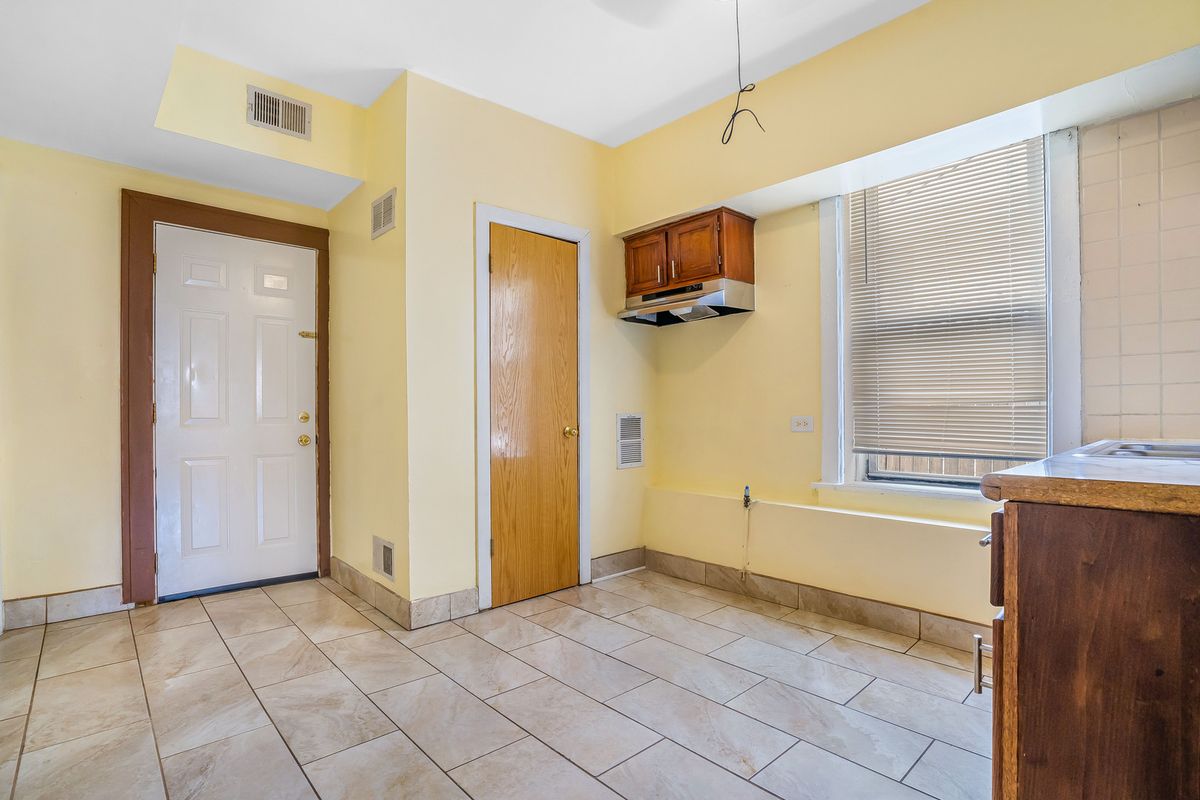 3339 S Bell Avenue, Chicago, IL 60608