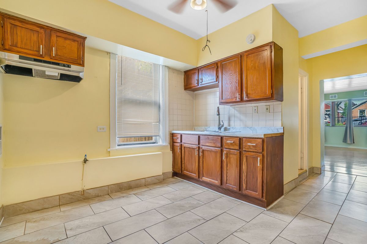 3339 S Bell Avenue, Chicago, IL 60608