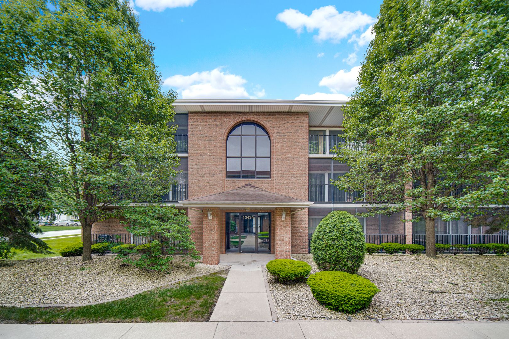 13434 E Circle Drive #404 — Crestwood, IL 60418