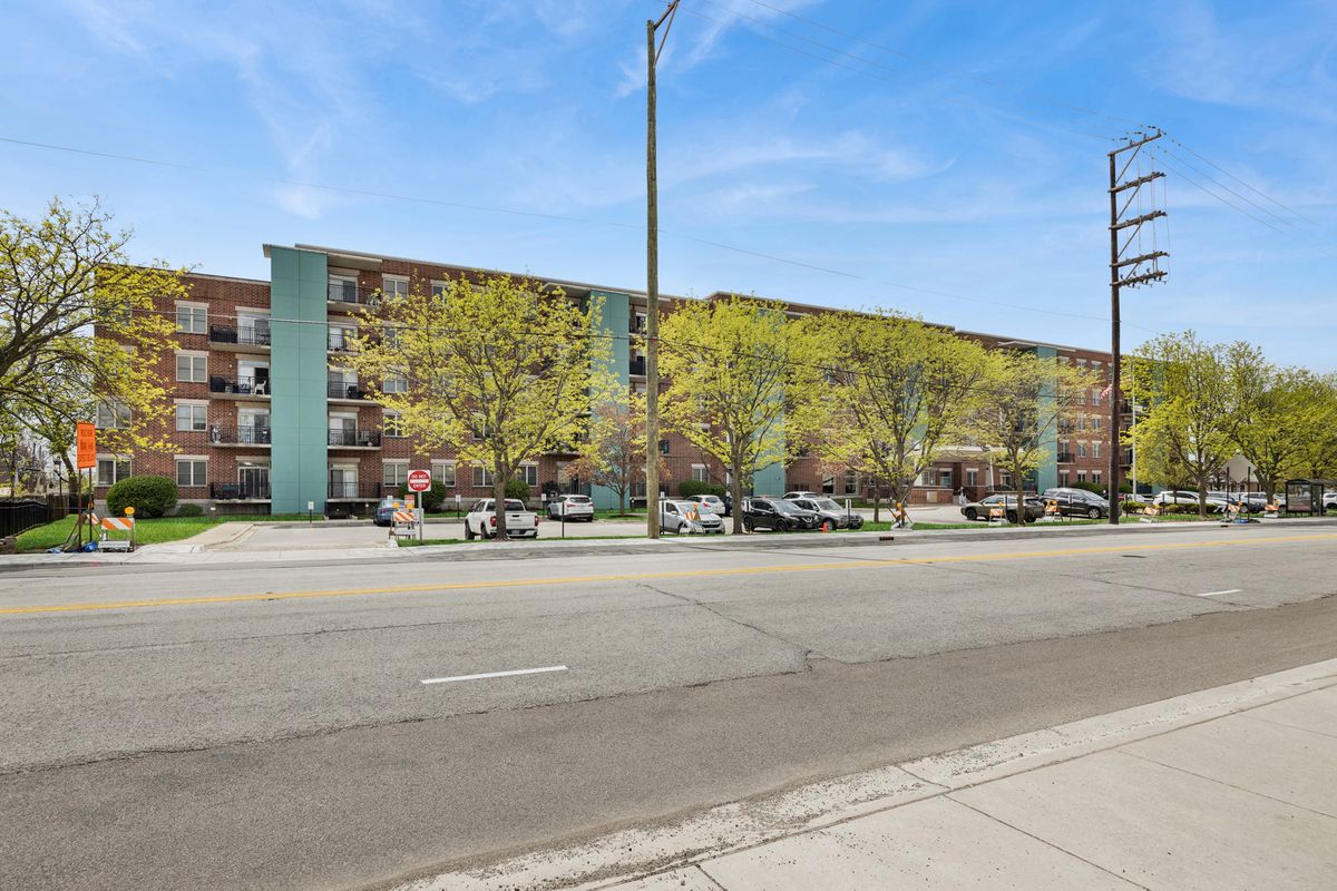 9355 Irving Park Road #401, Schiller Park, IL 60176