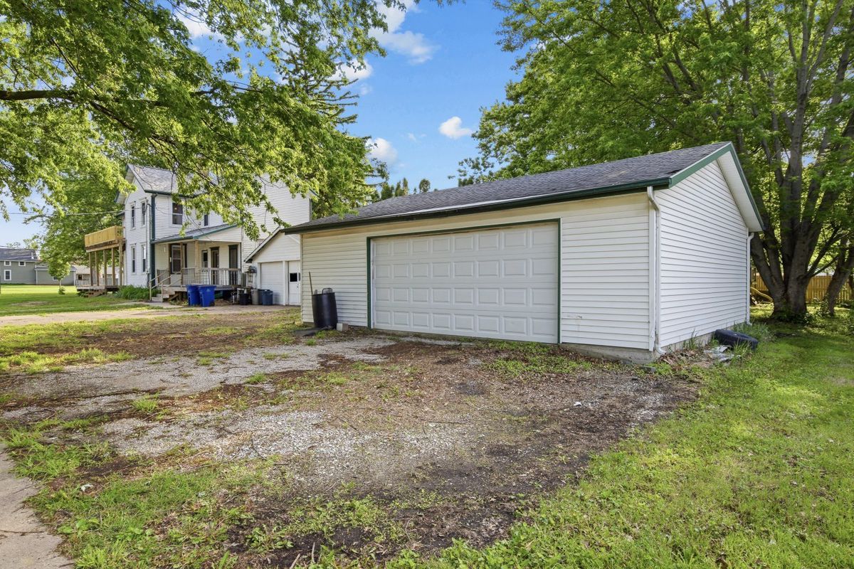 200 W Locust Street, Cambridge, IL 61238