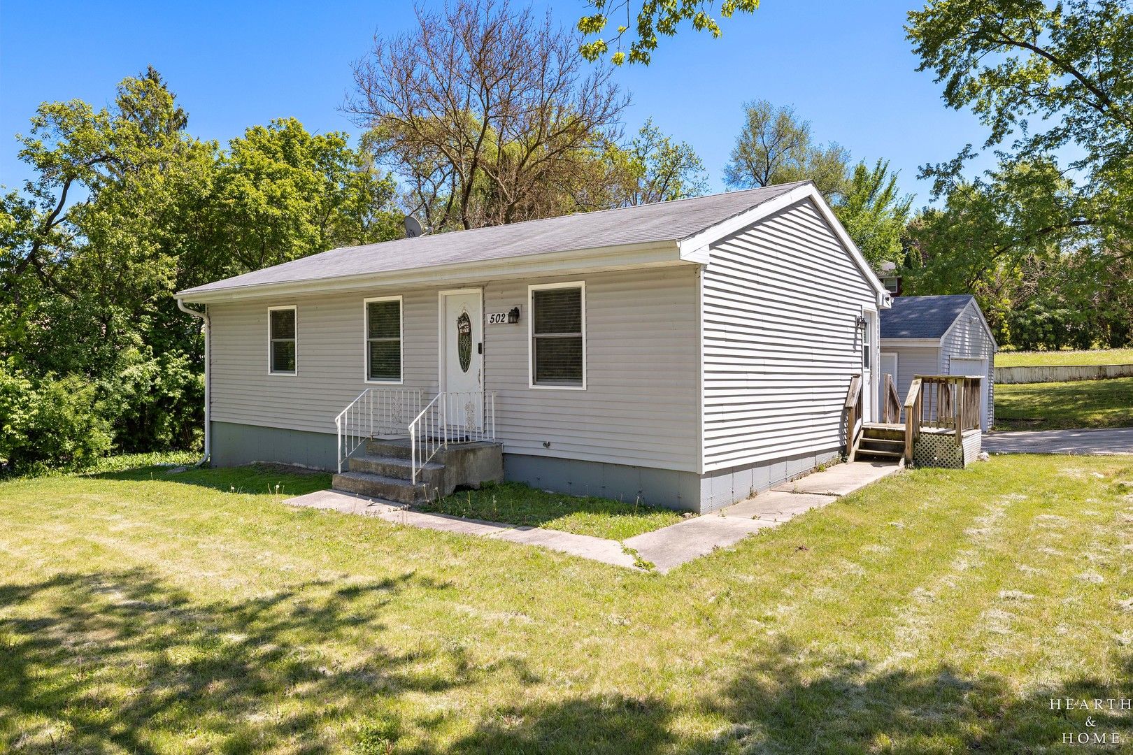502 E Oak Street — Lake In The Hills, IL 60156