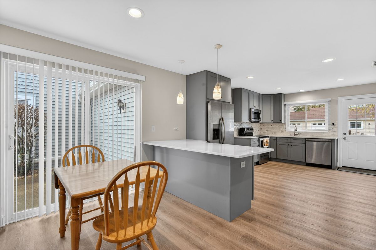 7225 Oxford Circle, Fox Lake, IL 60020
