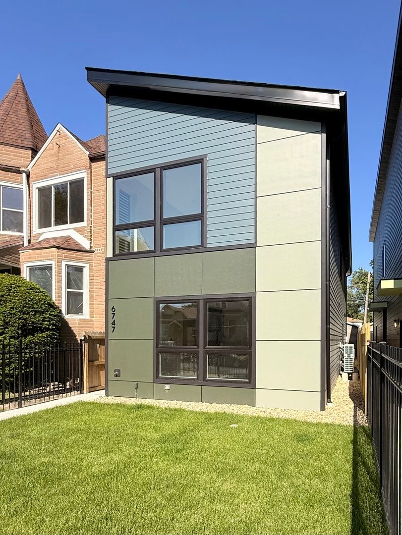 6747 S Langley Avenue — Chicago, IL 60637