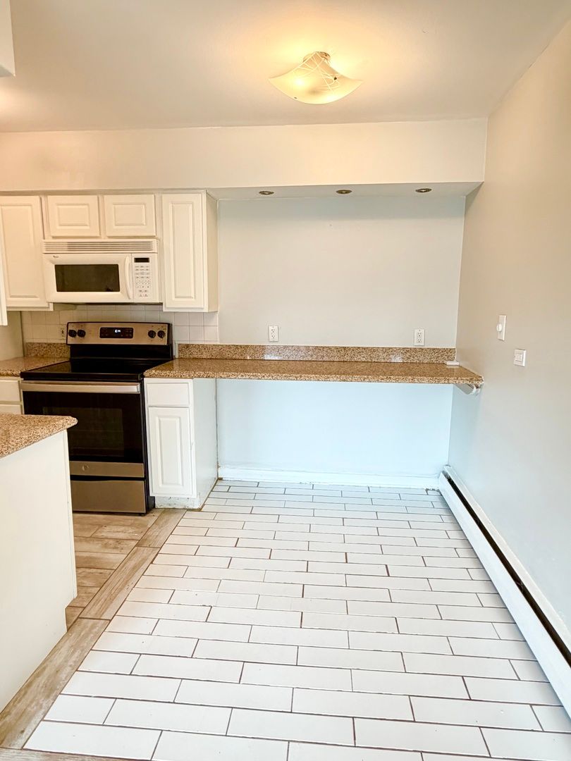 605 N WOLF Road #8E, Hillside, IL 60162
