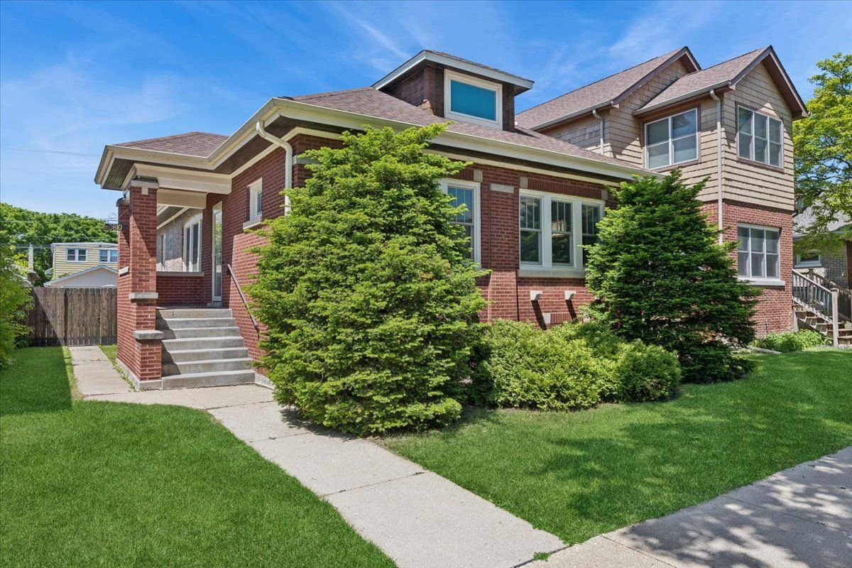 3810 N Mozart Street — Chicago, IL 60618