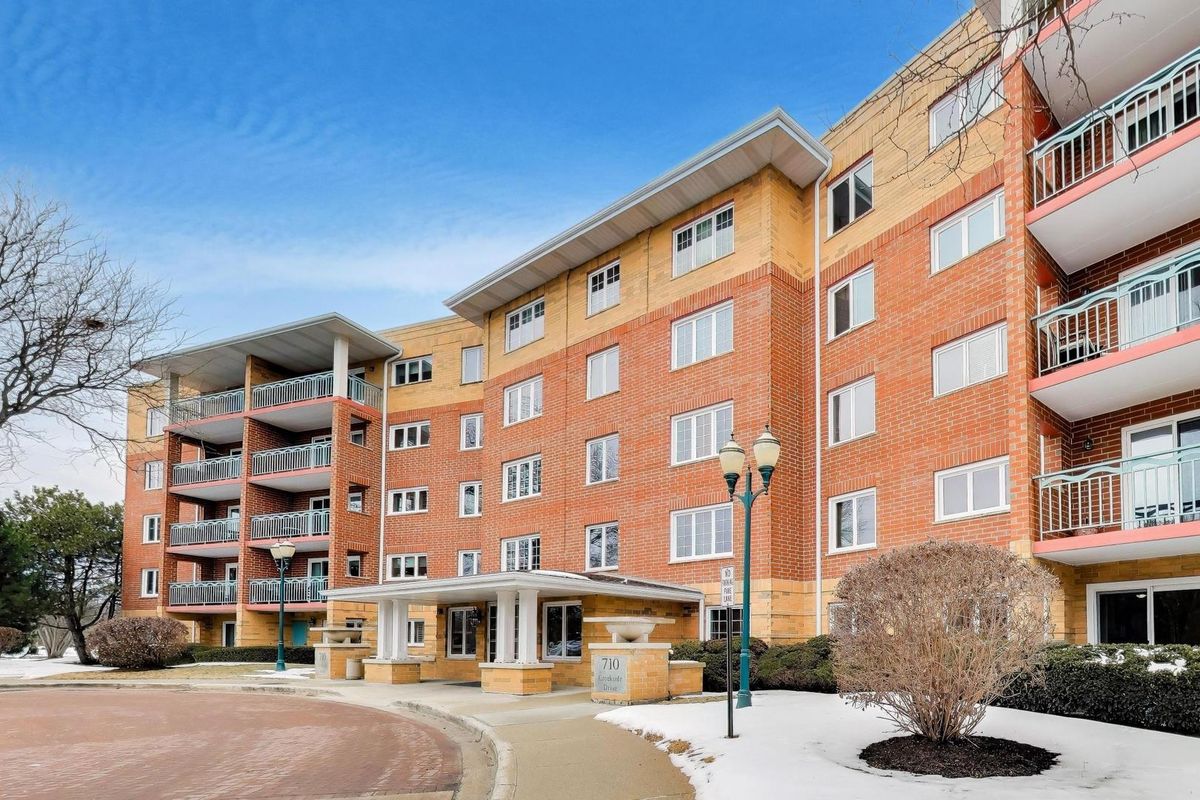 710 Creekside Drive #104A, Mount Prospect, IL 60056