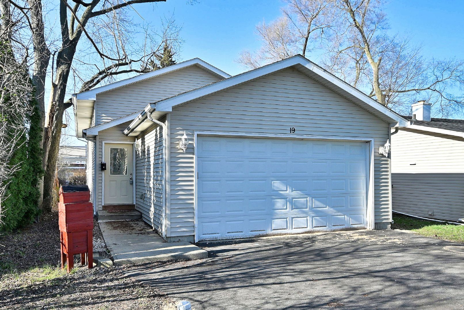 19 E Pineview Drive — Round Lake Park, IL 60073