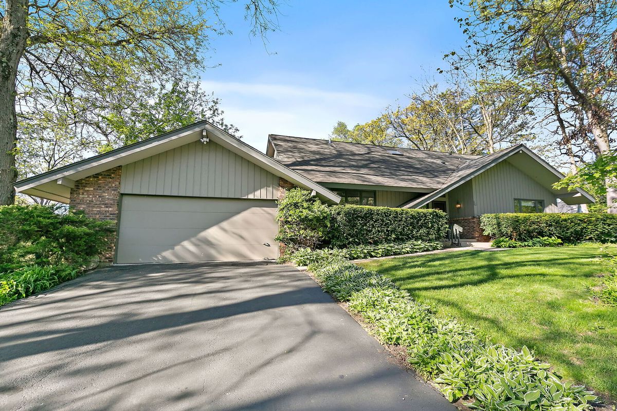 7211 Oakwood Lane, Crystal Lake, IL 60012
