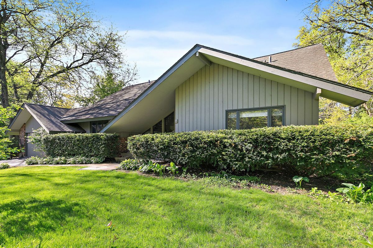 7211 Oakwood Lane, Crystal Lake, IL 60012