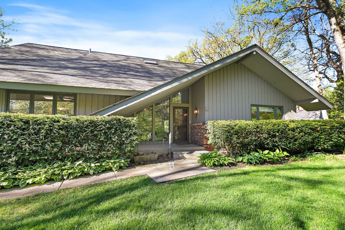 7211 Oakwood Lane, Crystal Lake, IL 60012