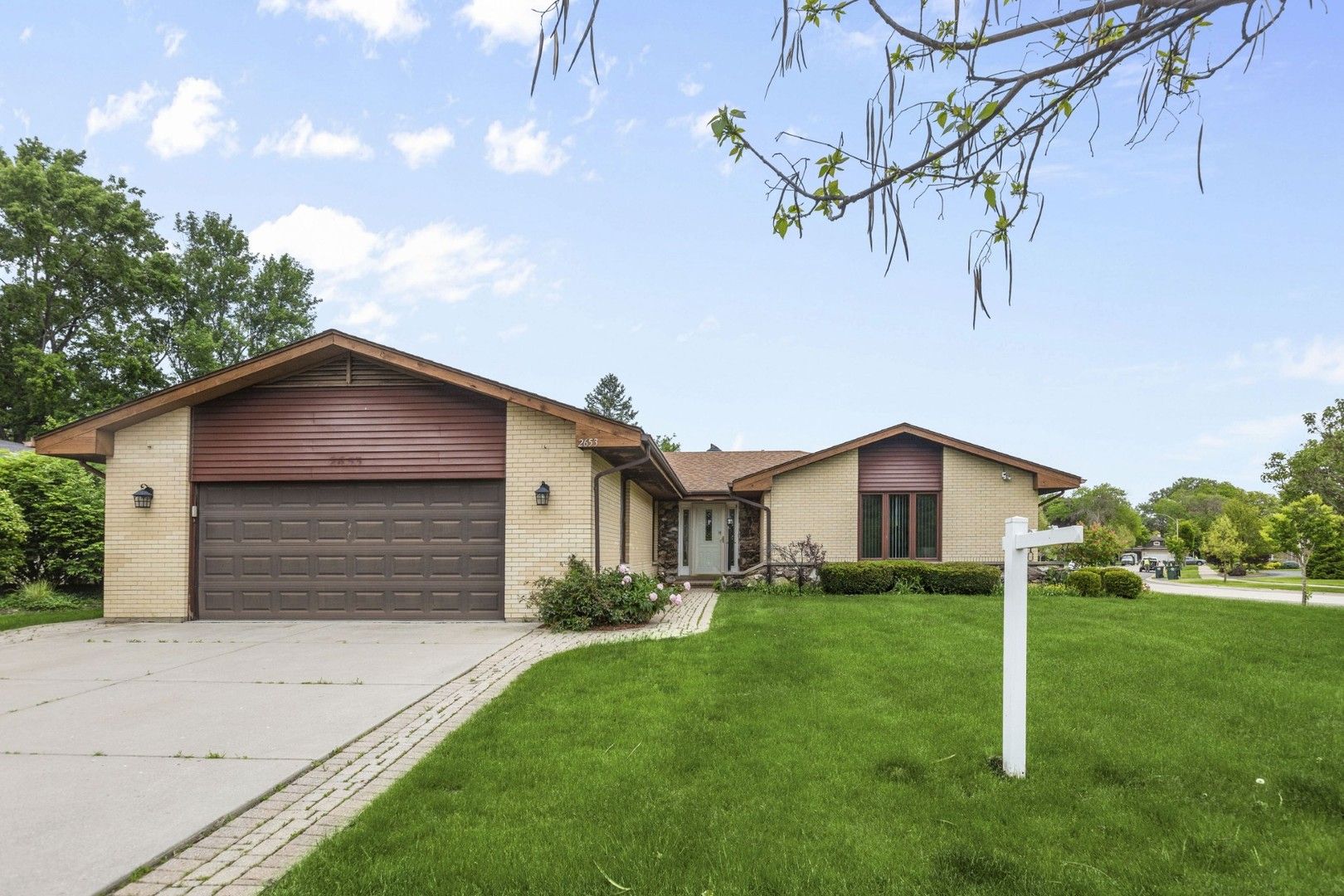 2653 N Bradford Drive — Arlington Heights, IL 60004
