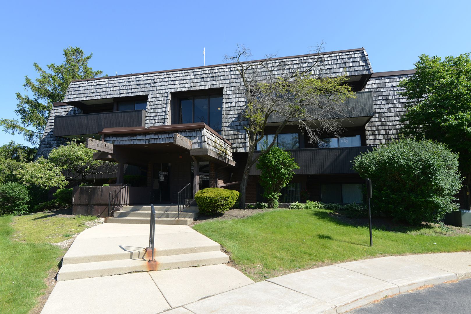 523 Timber Ridge Drive #204 — Carol Stream, IL 60188