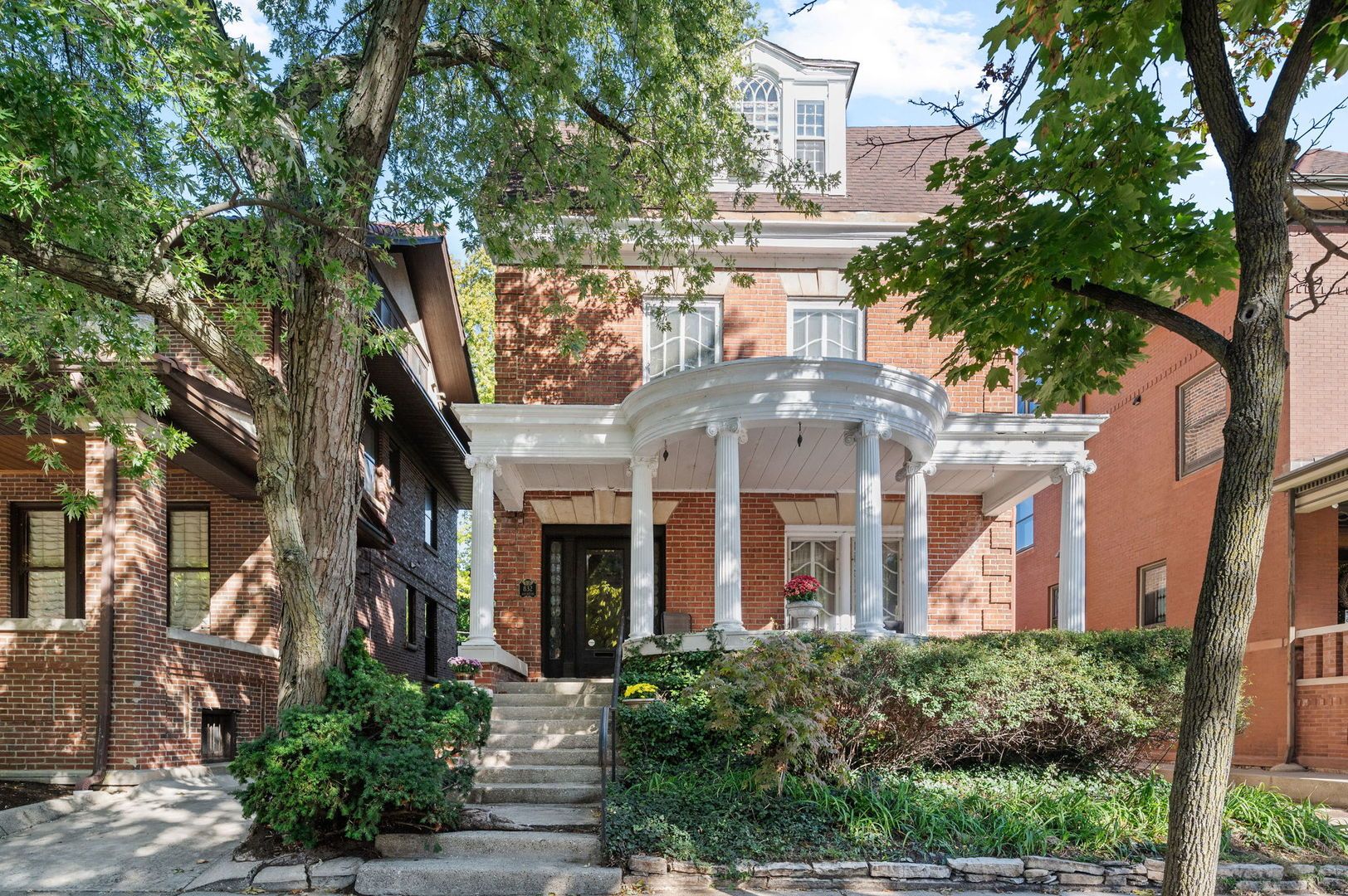 832 W Junior Terrace — Chicago, IL 60613