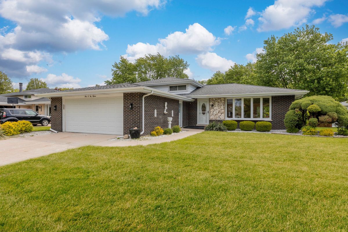 9S215 Florence Avenue, Downers Grove, IL 60516