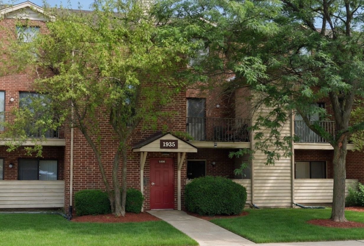 1935 N HICKS Road #106 — Palatine, IL 60074