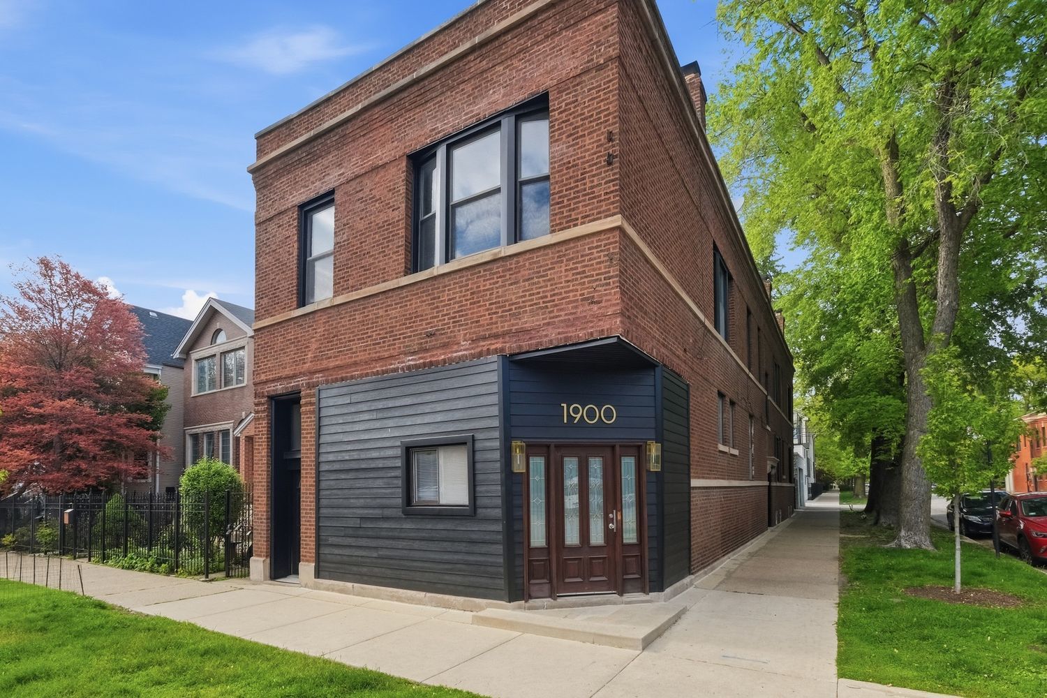 1900 W Oakdale Avenue — Chicago, IL 60657
