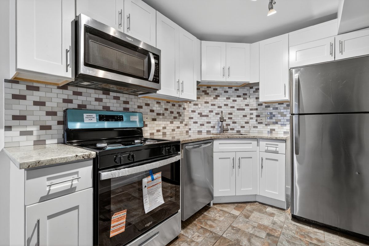 684 QUINCY BRIDGE Lane #202, Glenview, IL 60025