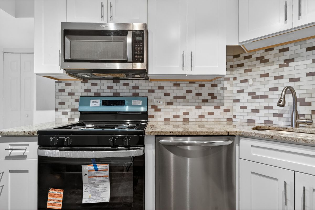 684 QUINCY BRIDGE Lane #202, Glenview, IL 60025